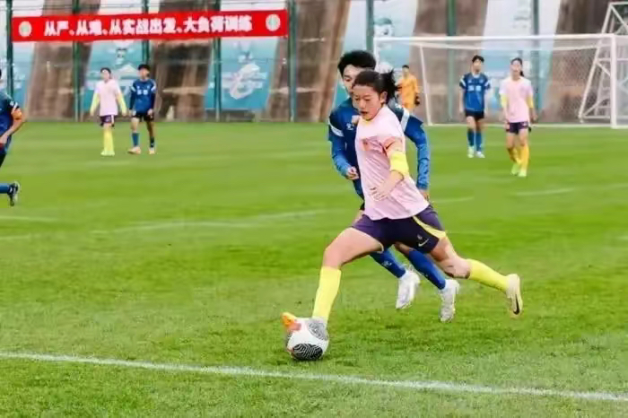 包含艰难斗争：女足赛场上团队协作强大的词条